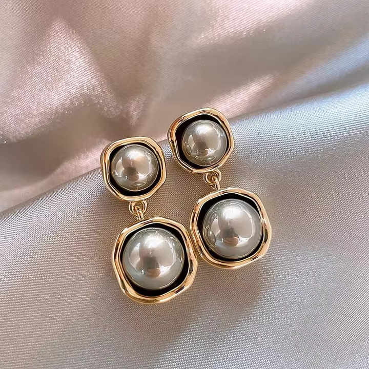 Isabelle - Vintage Elegant Black Pearl Earrings