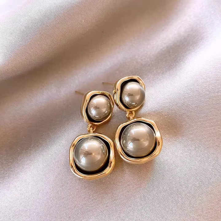 Isabelle - Vintage Elegant Black Pearl Earrings