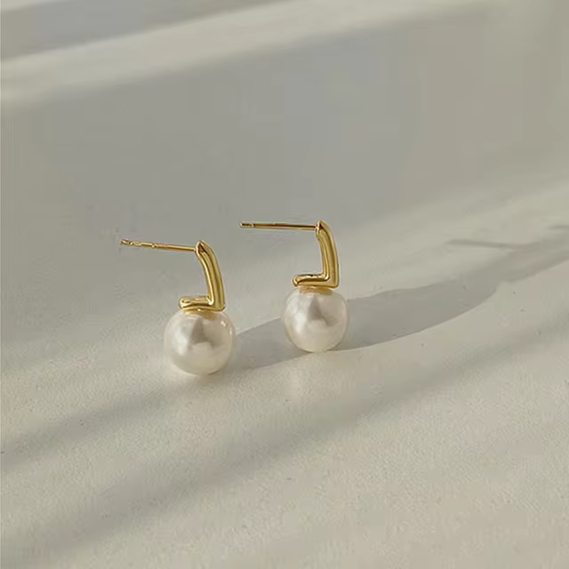 Larissa – Timeless Dangling Pearl Earrings