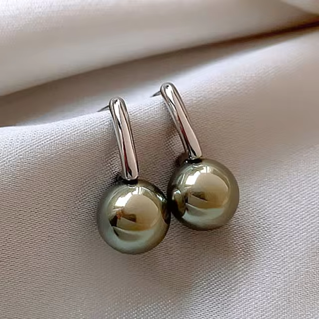 Larissa – Timeless Dangling Pearl Earrings